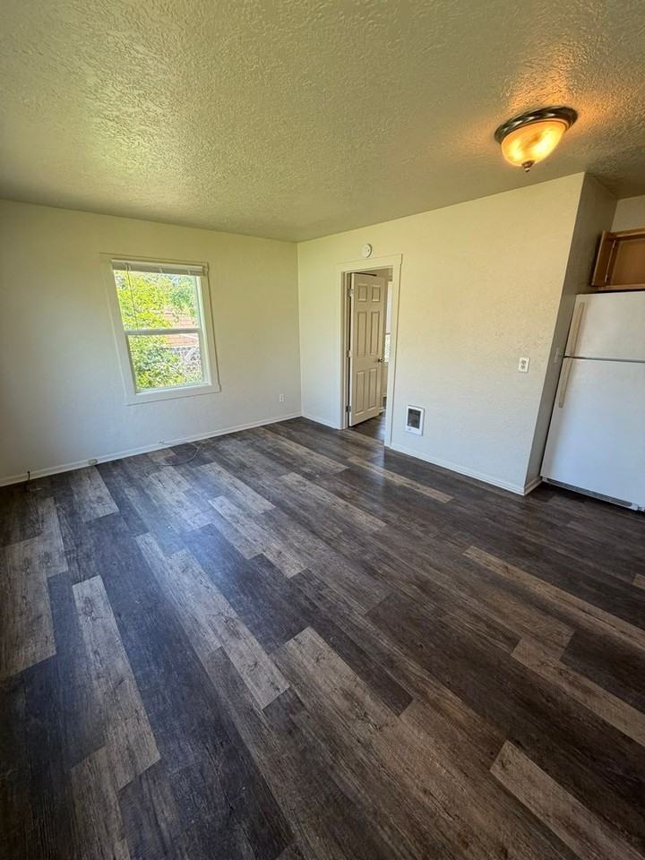 560 1/2 W Ash St - Photo 4 of 15