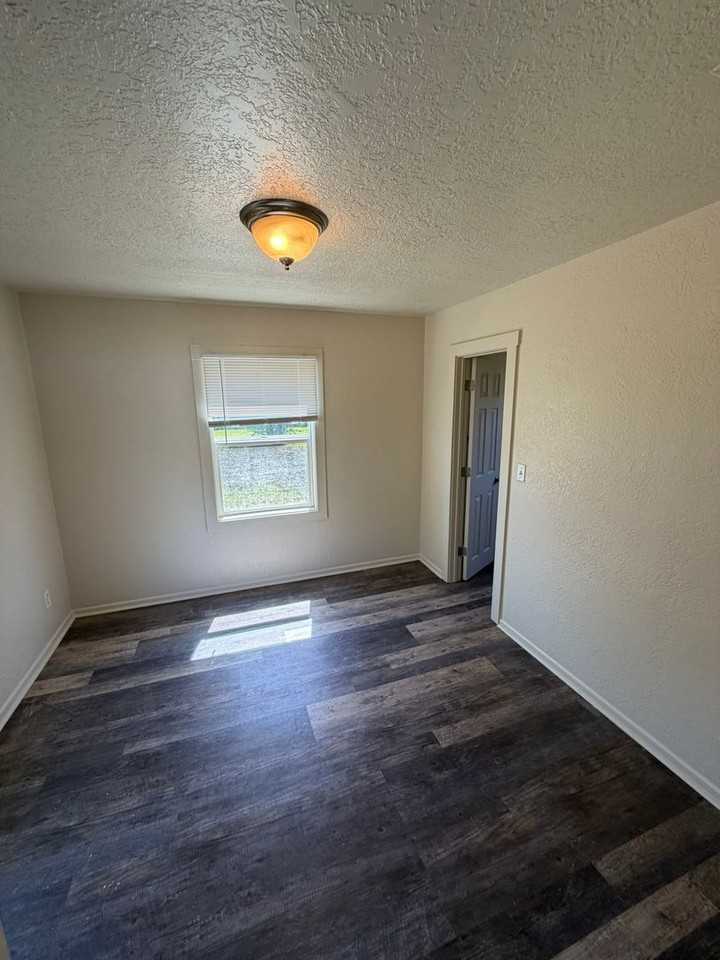 560 1/2 W Ash St - Photo 5 of 15