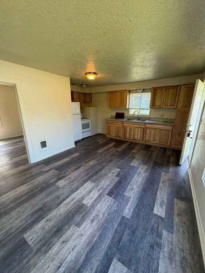560 1/2 W Ash St - Photo 6 of 15