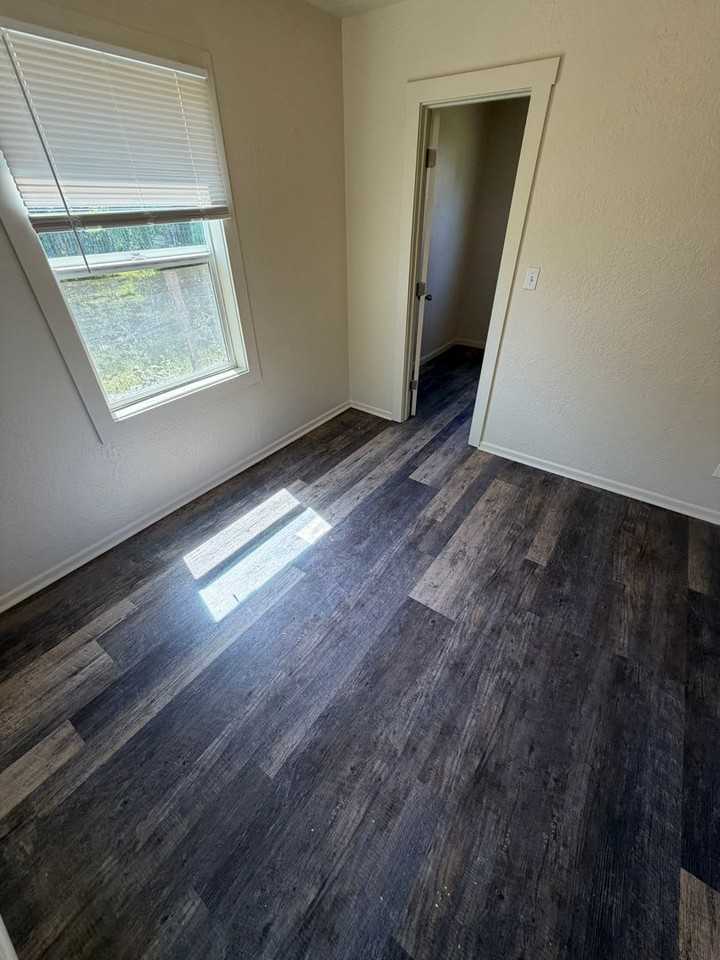 560 1/2 W Ash St - Photo 7 of 15