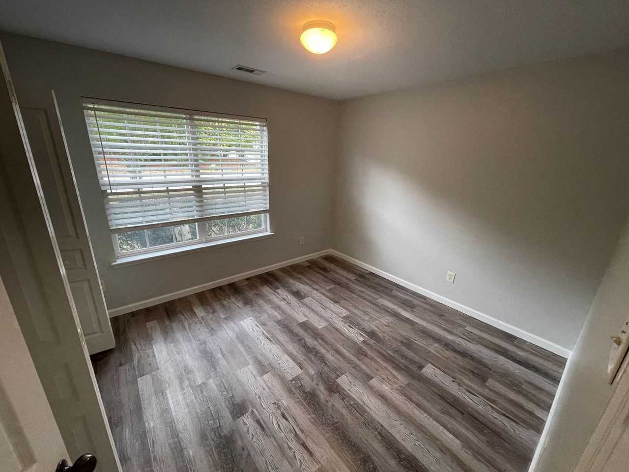 724 Llewellyn Ln - Photo 5 of 22