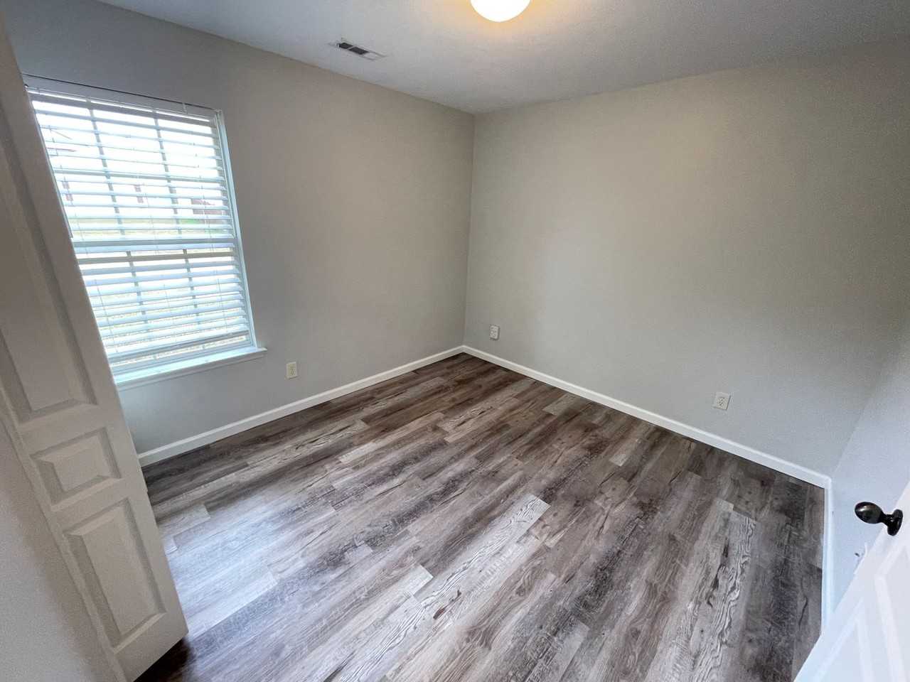 724 Llewellyn Ln - Photo 7 of 22