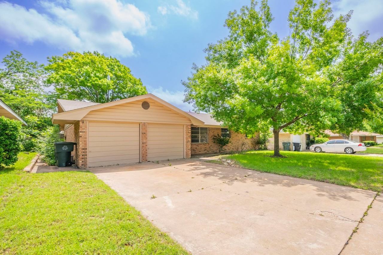 3813 Lancelot Ln - Photo 2 of 26