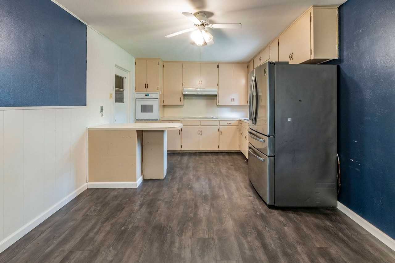 3813 Lancelot Ln - Photo 3 of 26
