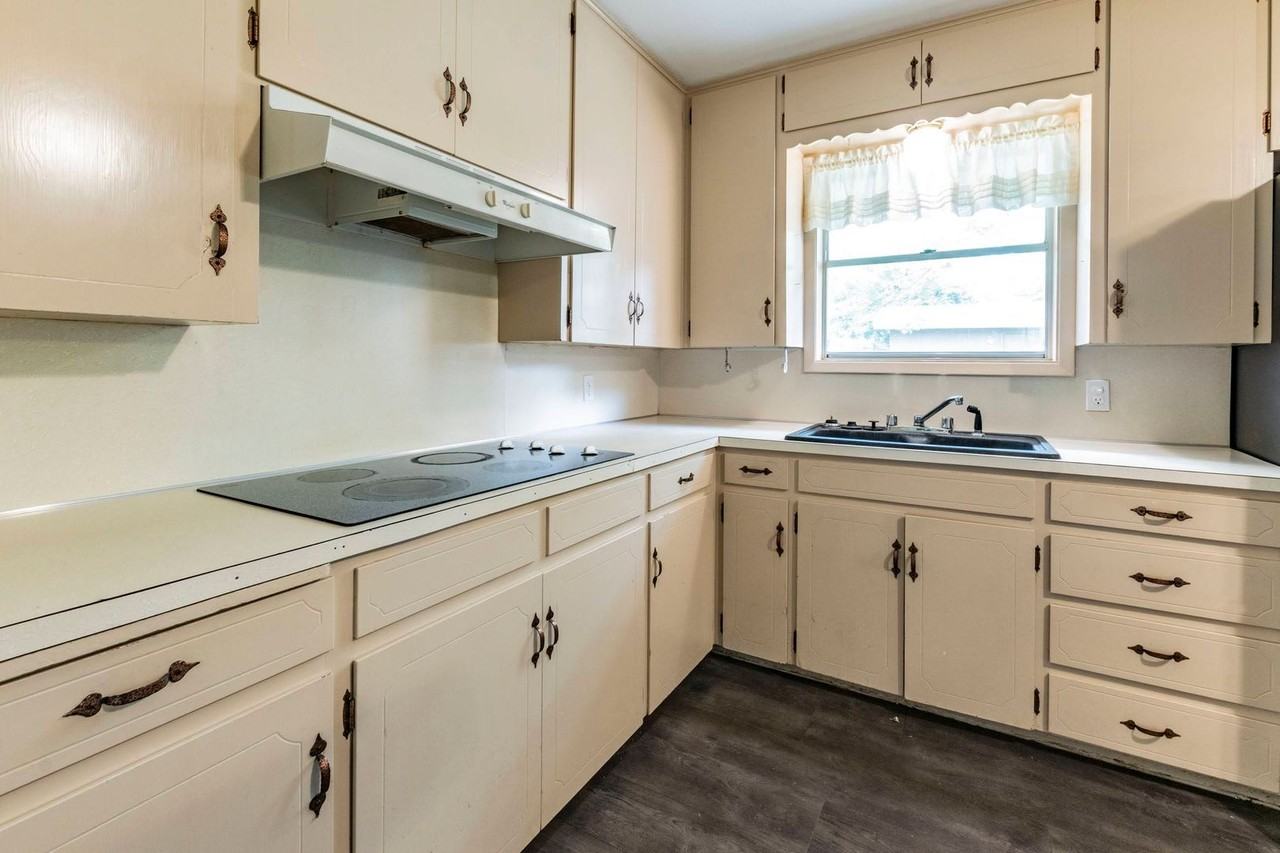 3813 Lancelot Ln - Photo 4 of 26