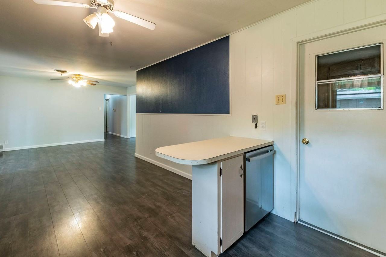 3813 Lancelot Ln - Photo 6 of 26