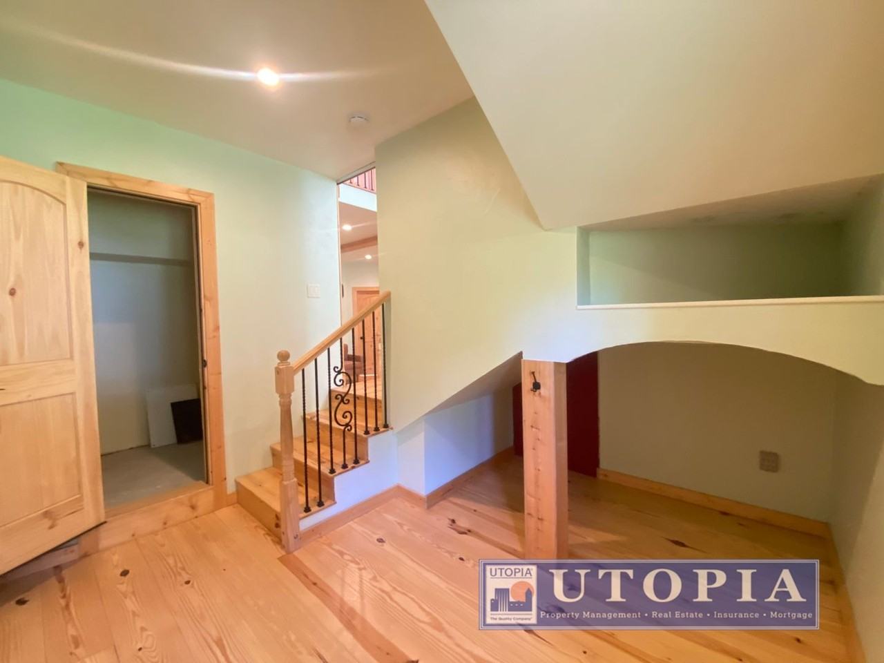 1068 Laurel Ave - Photo 4 of 50