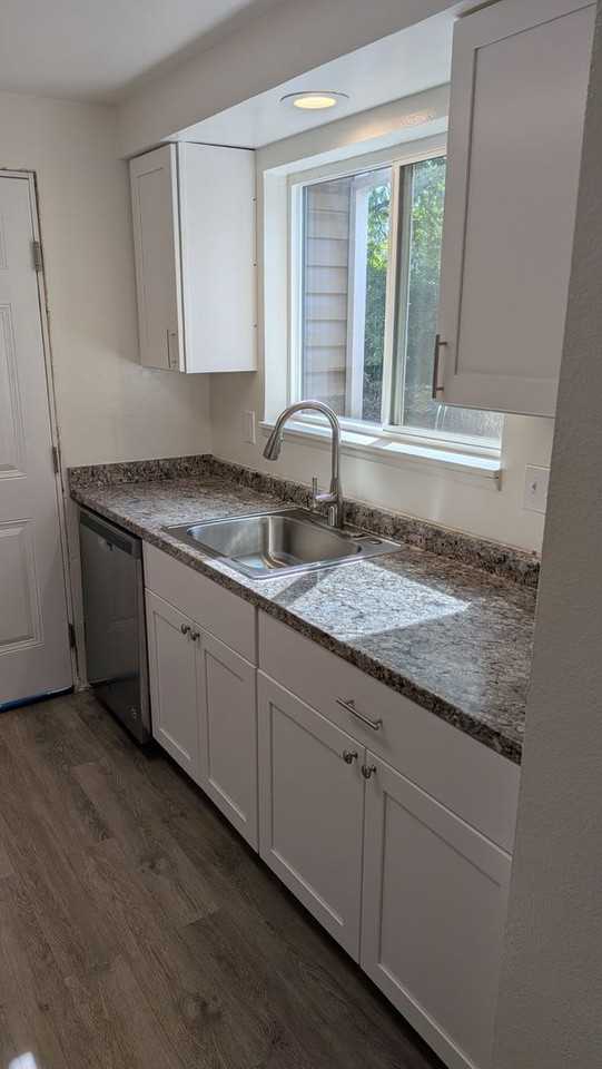 1555 Madras St Se - Photo 6 of 19