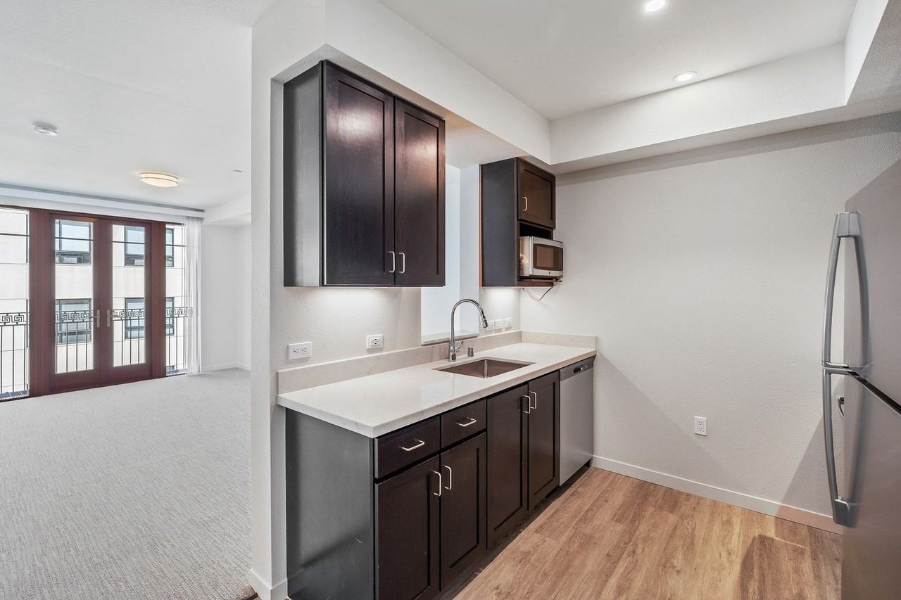 1p685 - 2072 Addison St. - Photo 2 of 15