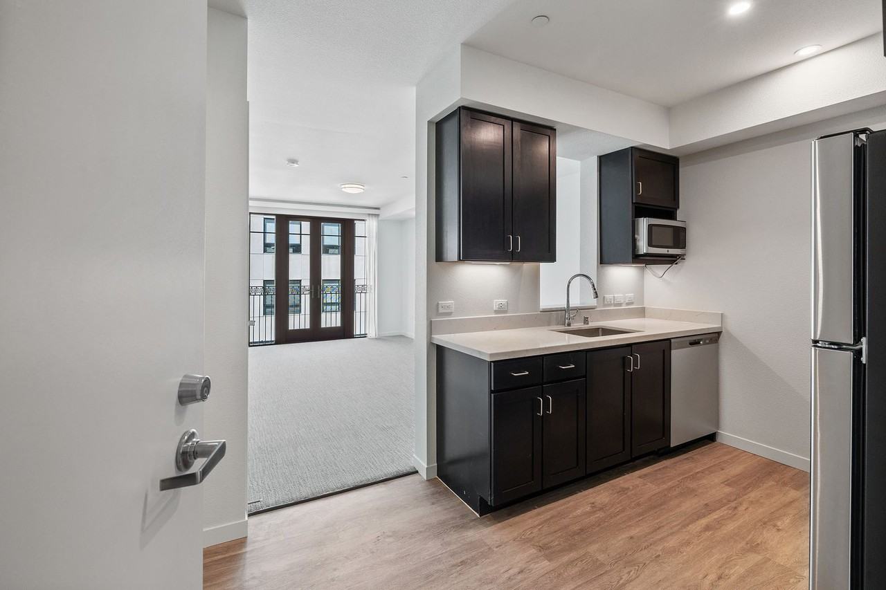 1p685 - 2072 Addison St. - Photo 3 of 15