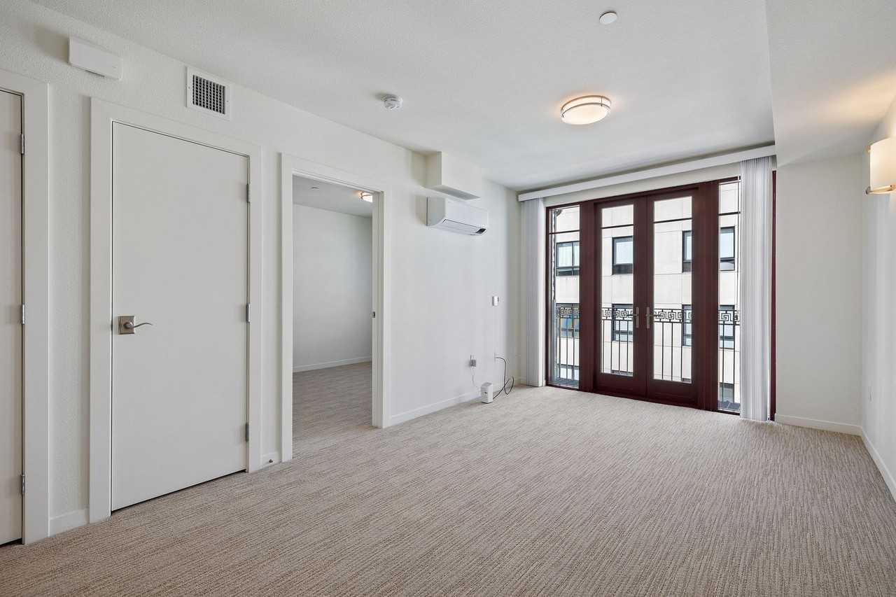 1p685 - 2072 Addison St. - Photo 4 of 15