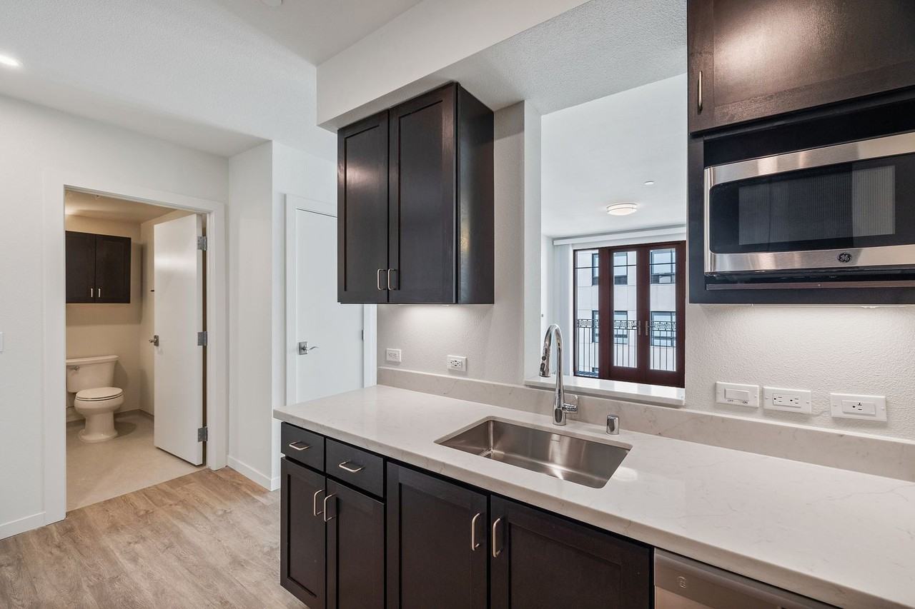 1p685 - 2072 Addison St. - Photo 6 of 15