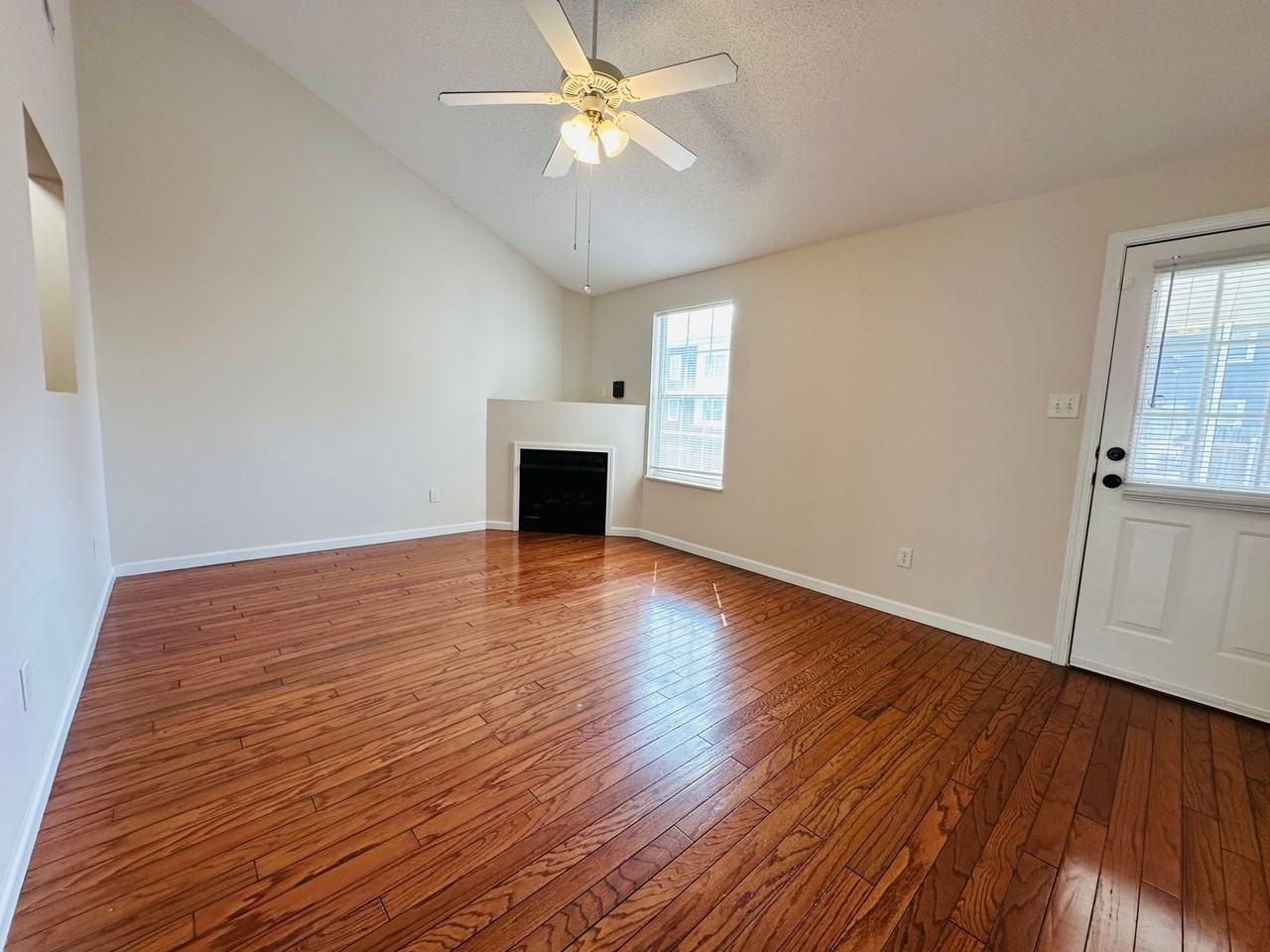 4711 Royal Prince Way - Photo 4 of 18