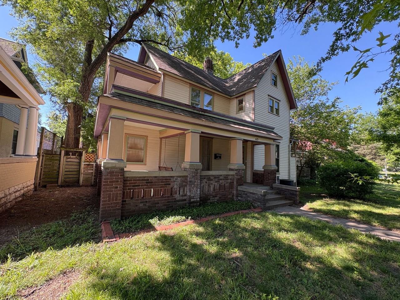 625 Houston St - Photo 2 of 50