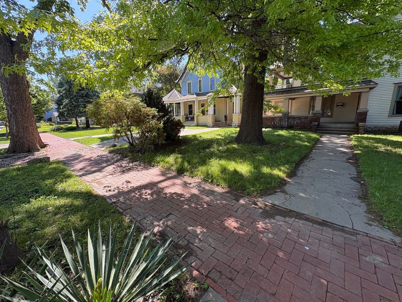625 Houston St - Photo 4 of 50