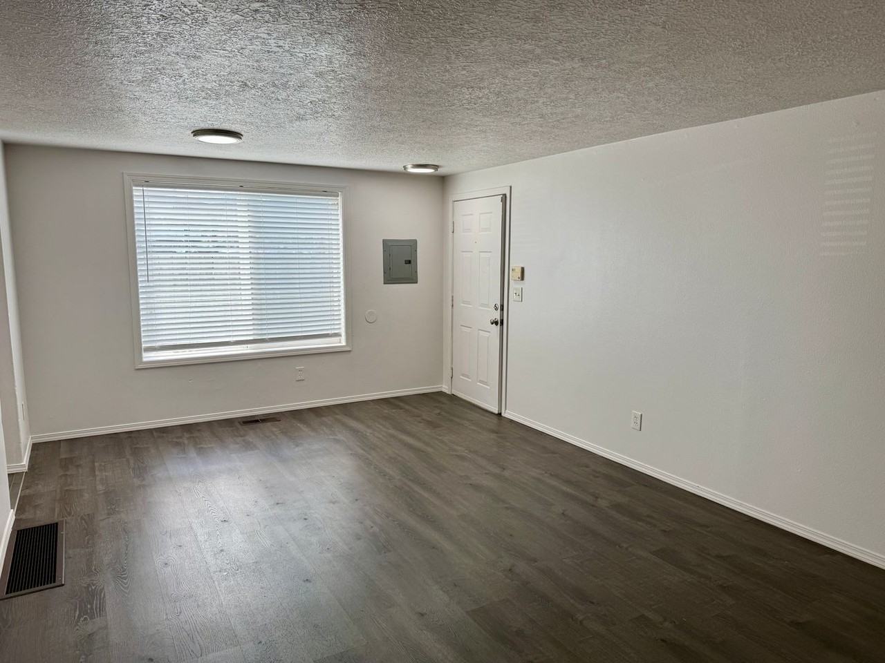 8214 Se Washington St - Photo 4 of 15