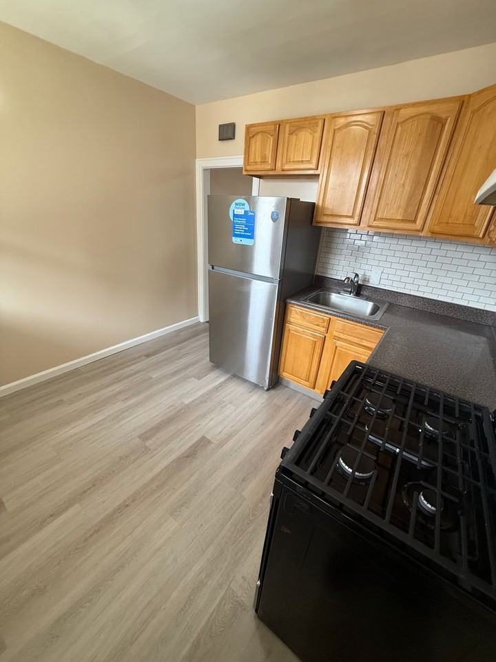 6047 N Mascher St - Photo 5 of 25
