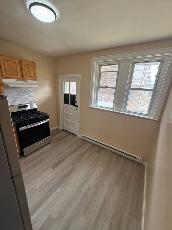 6047 N Mascher St - Photo 6 of 25