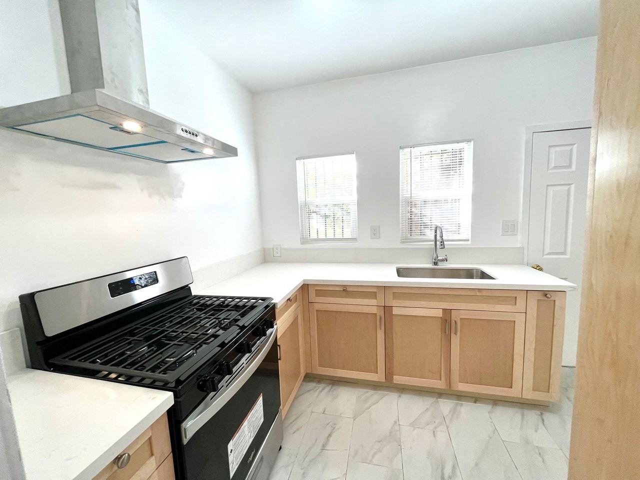 324 W Opp St - Photo 3 of 7
