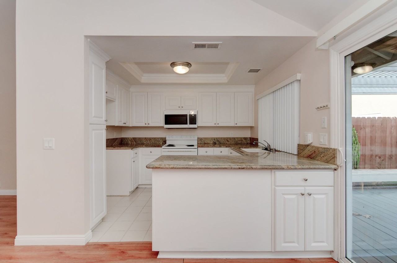 14 14 Helena - Helena - Photo 4 of 20
