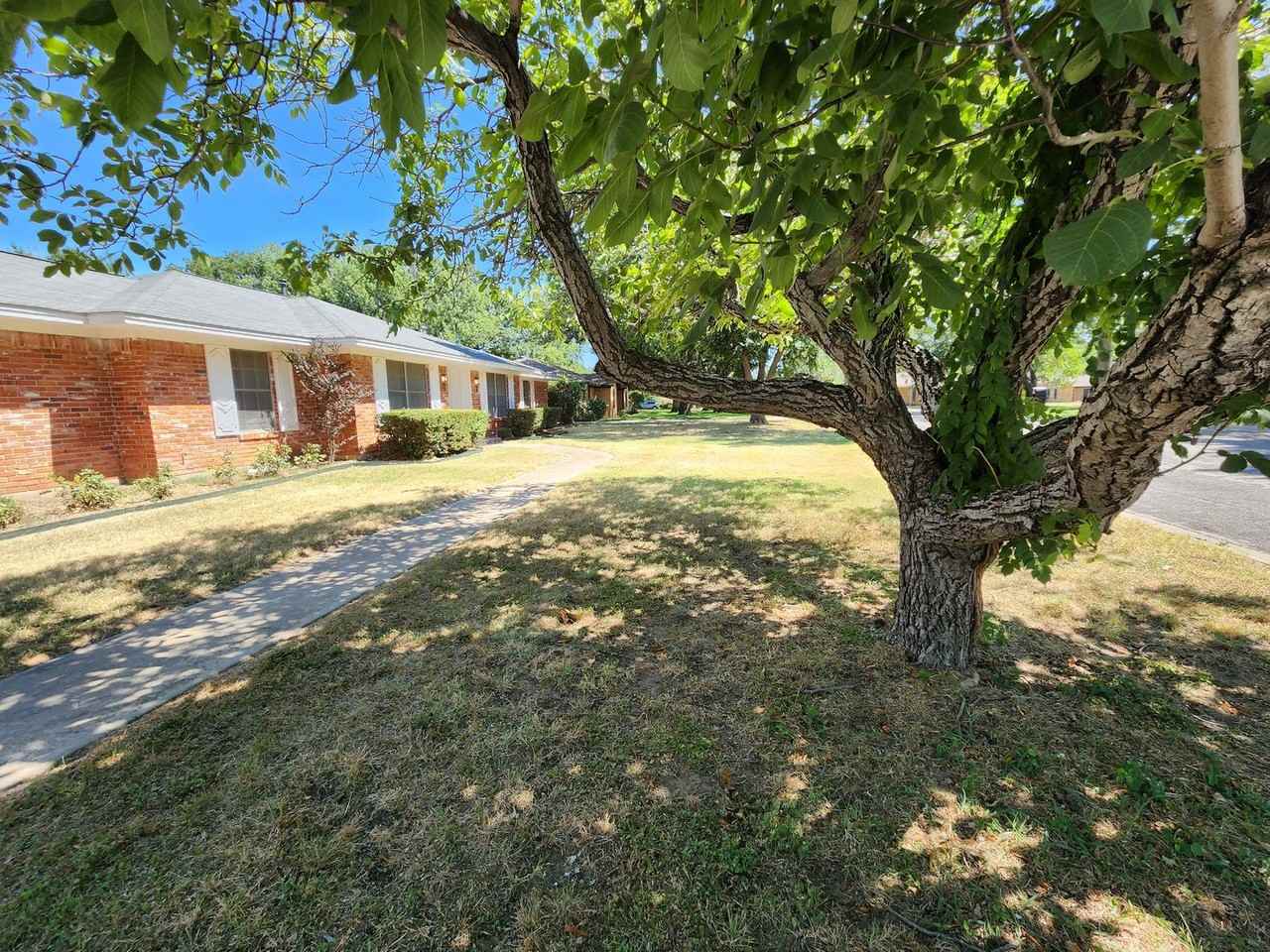 2604 Buckingham Dr - Photo 2 of 41