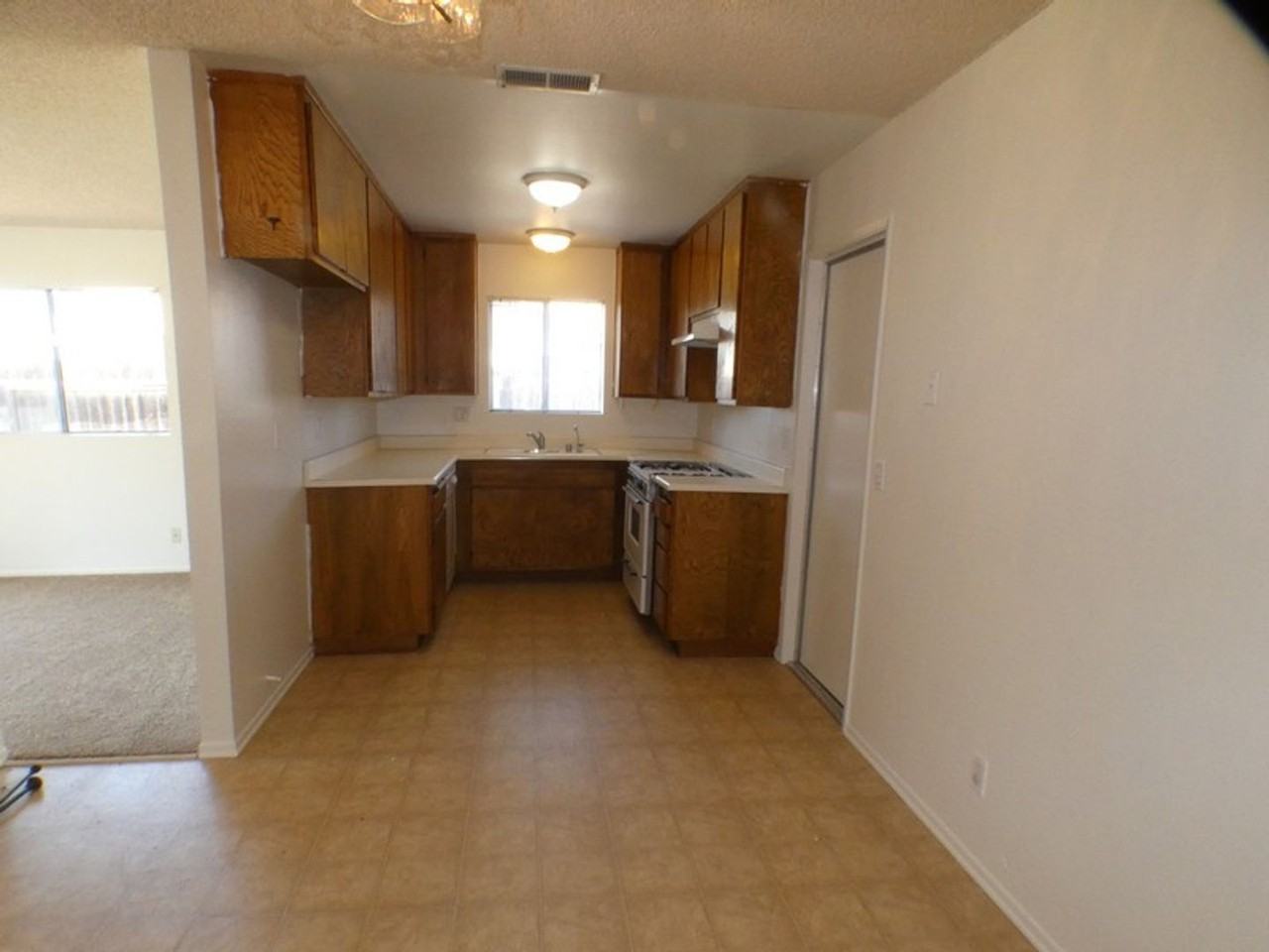1513 N Pine St - Photo 2 of 15