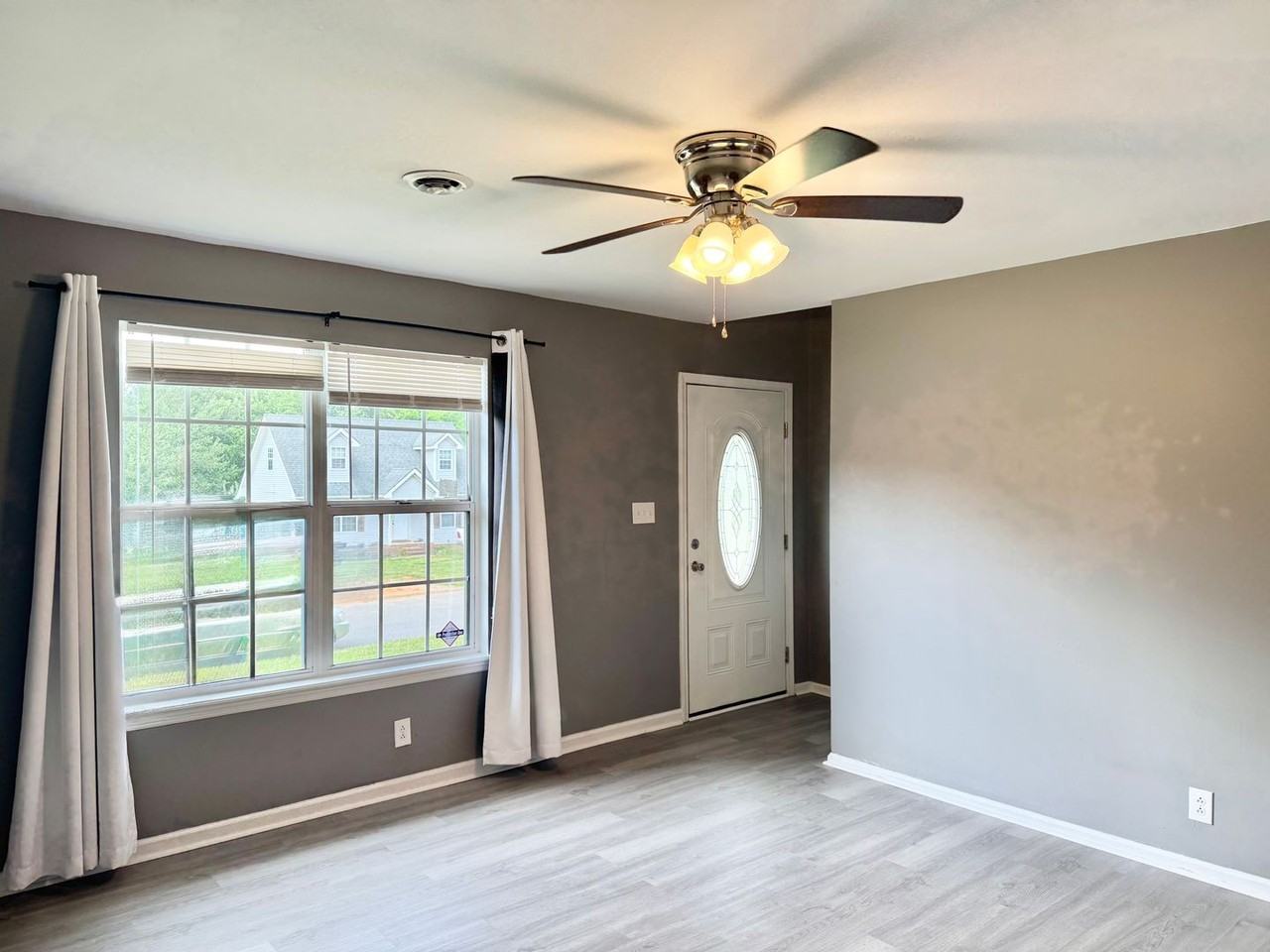 630 Artic Ave - Photo 3 of 33