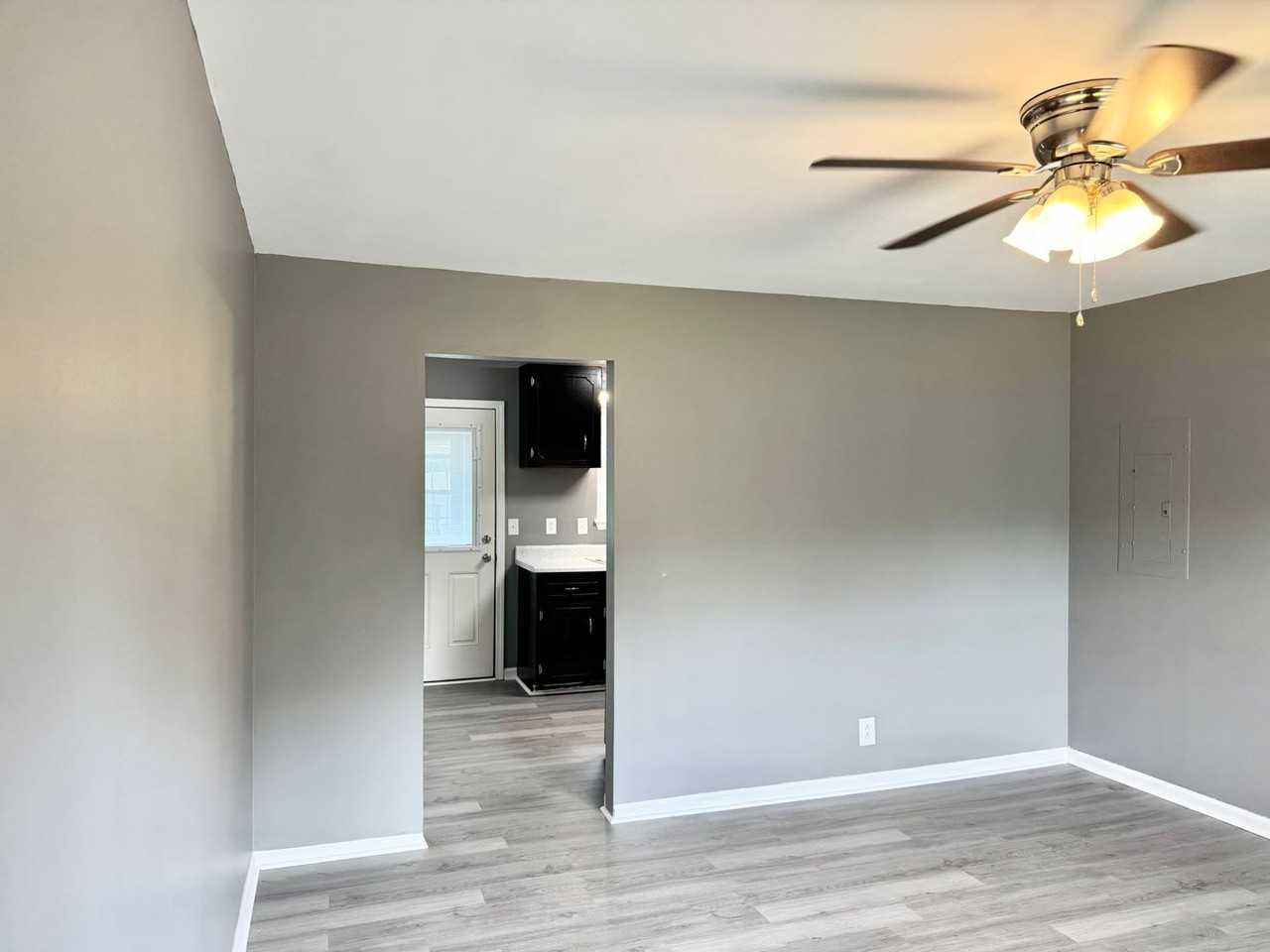 630 Artic Ave - Photo 5 of 33