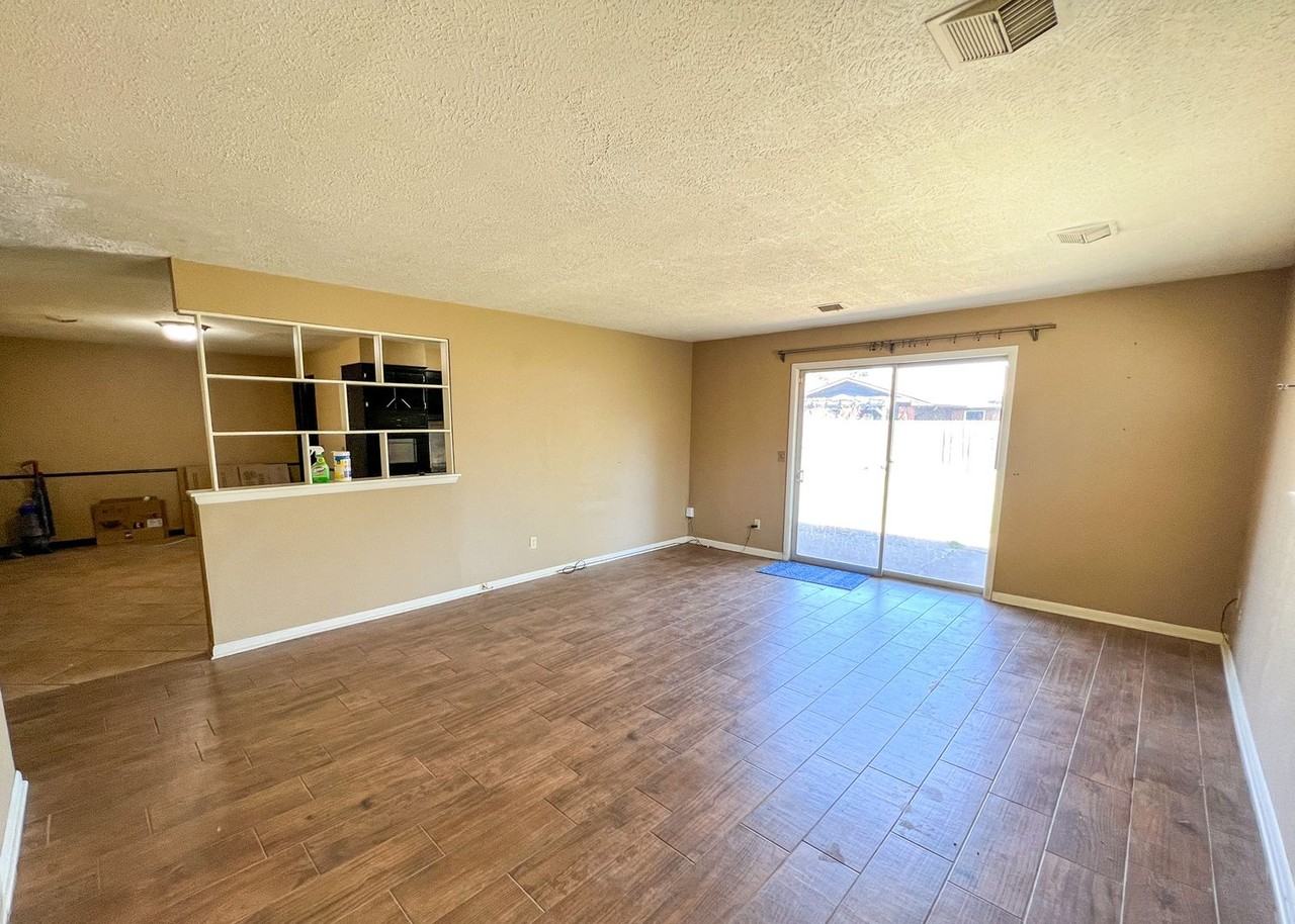2737 Plymouth Ln - Photo 2 of 17