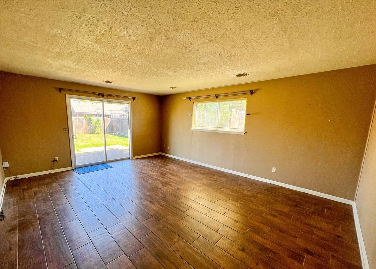 2737 Plymouth Ln - Photo 3 of 17