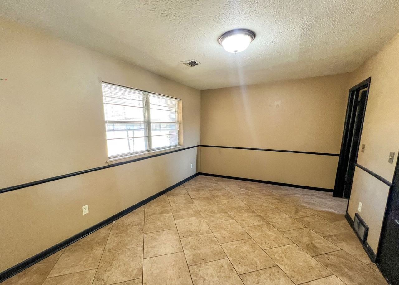 2737 Plymouth Ln - Photo 4 of 17