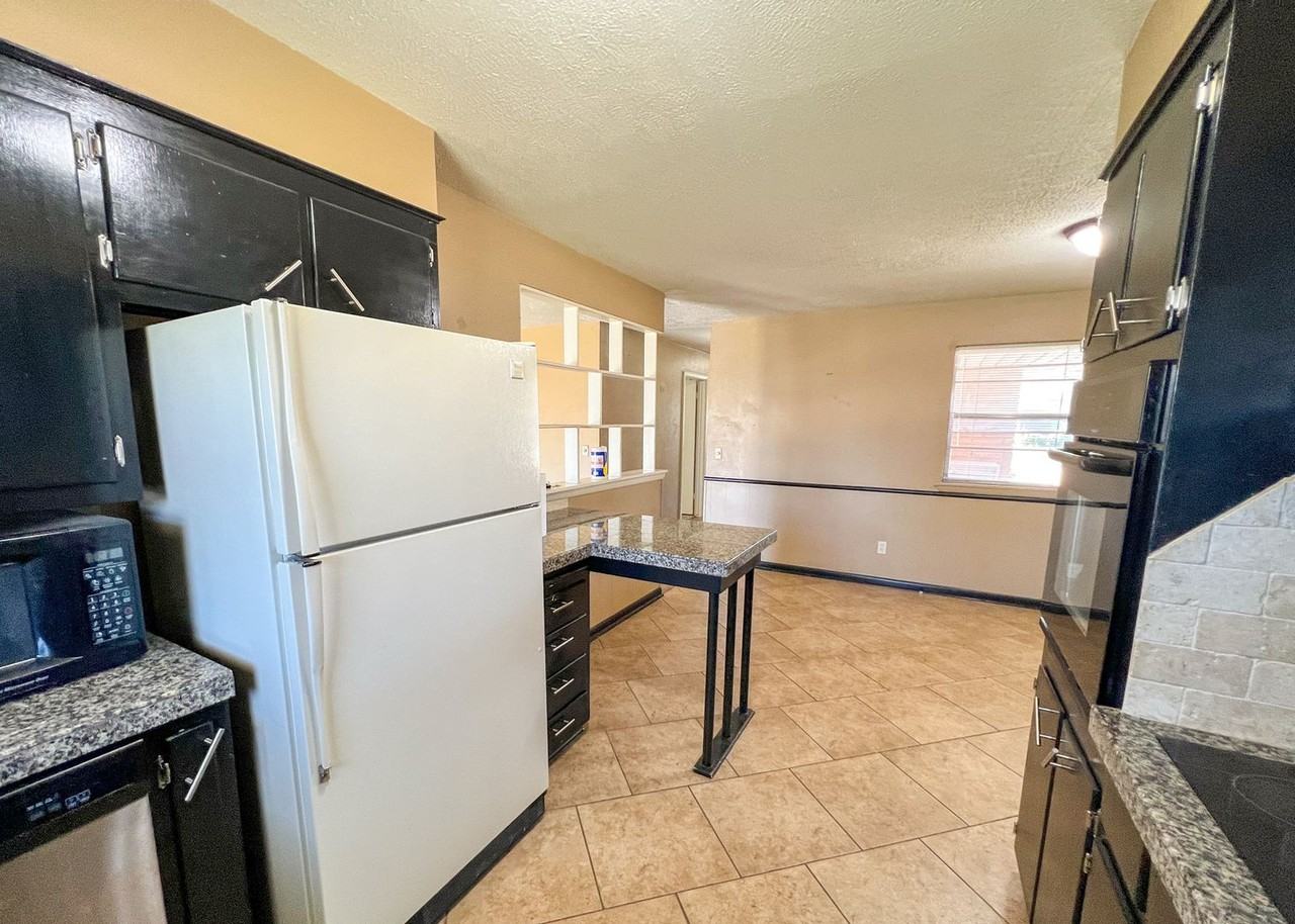 2737 Plymouth Ln - Photo 5 of 17