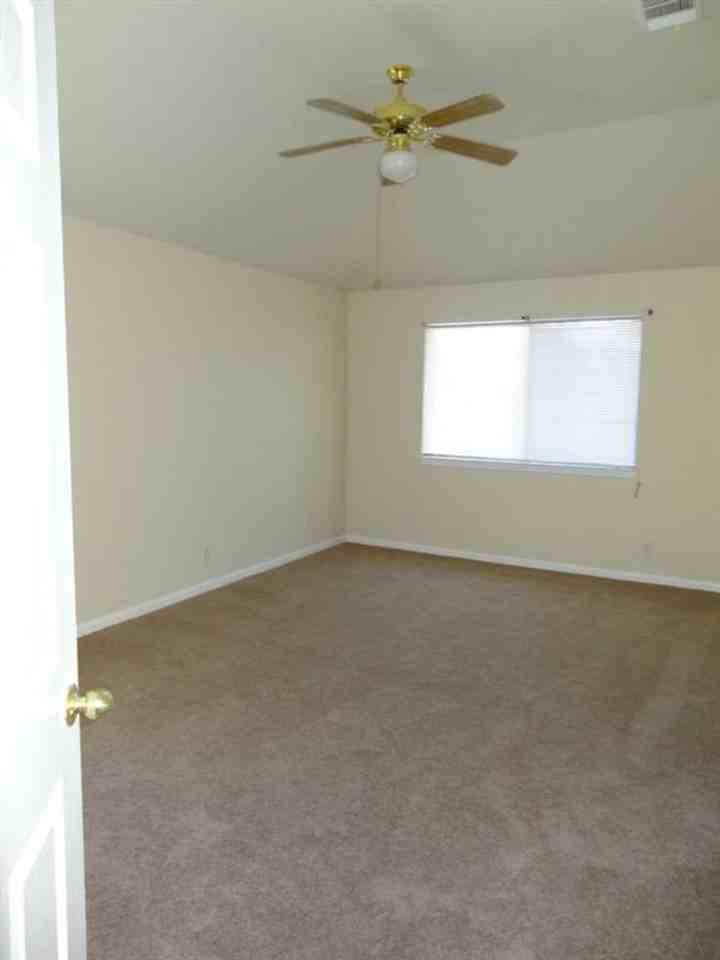 21000 Godolophin Ct - Photo 3 of 10