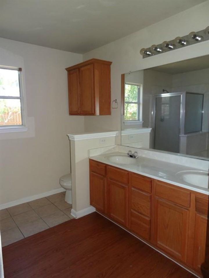 21000 Godolophin Ct - Photo 4 of 10