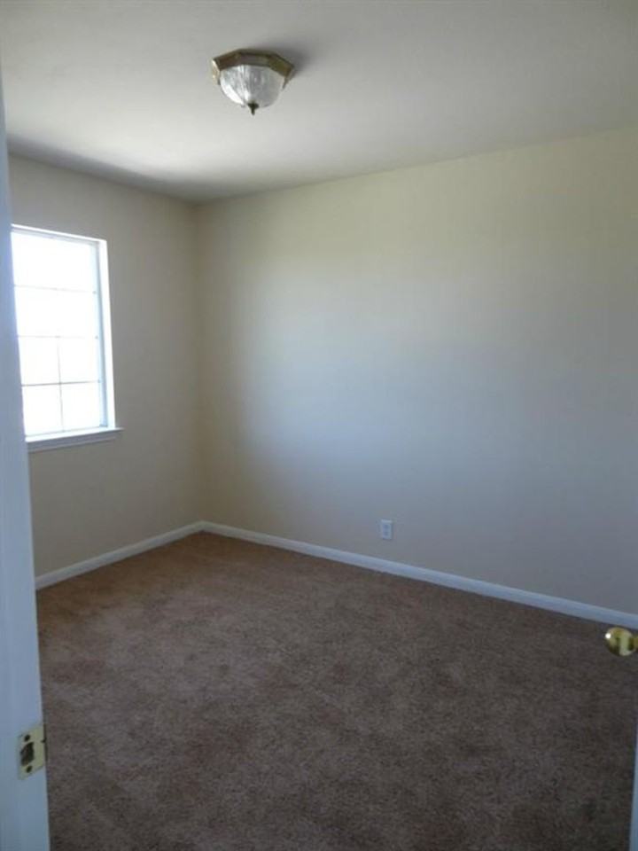 21000 Godolophin Ct - Photo 7 of 10