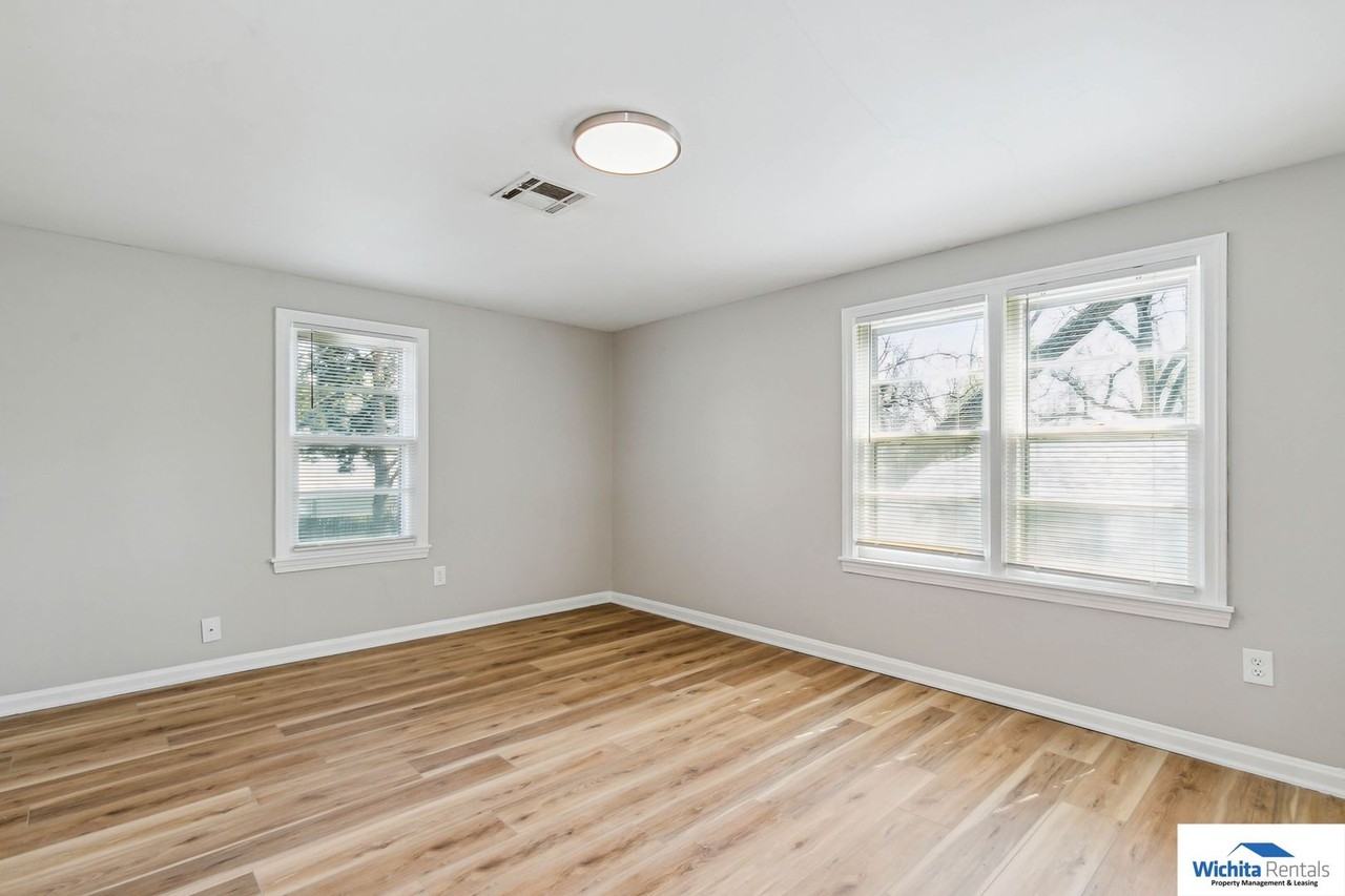 802 S Everett St - Photo 4 of 15