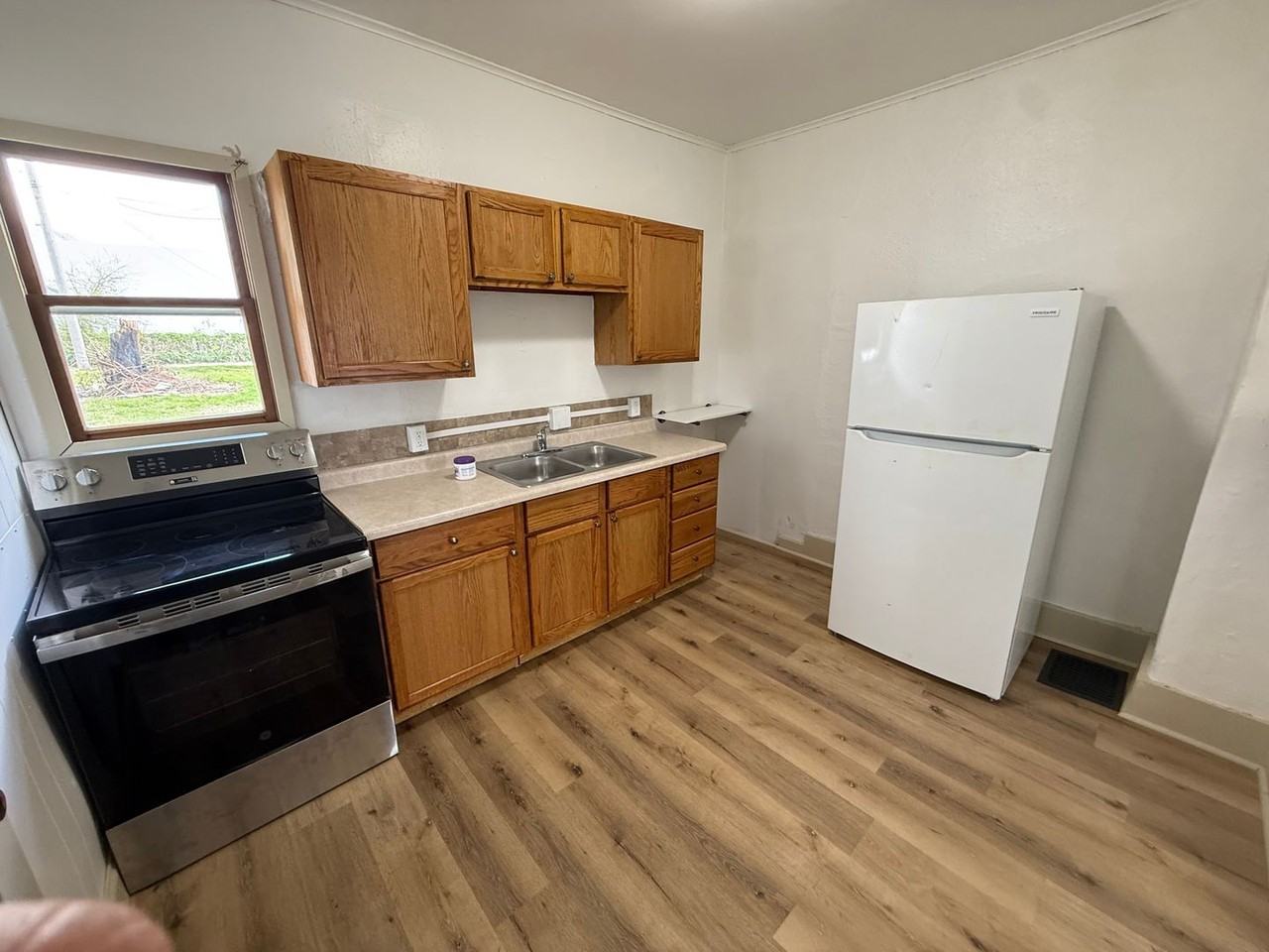 208 N 11th Ave - Photo 2 of 6