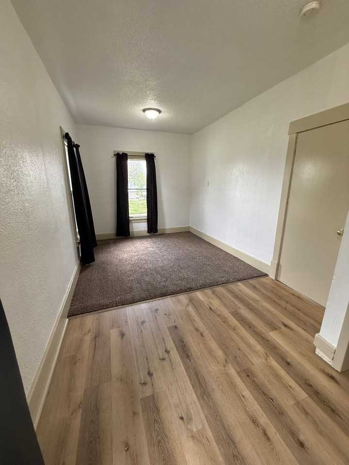 208 N 11th Ave - Photo 3 of 6