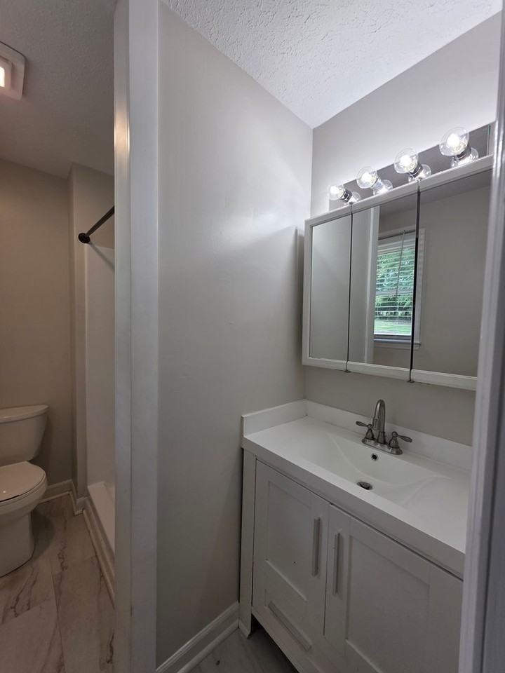 307 Castlewood Dr - Photo 2 of 21