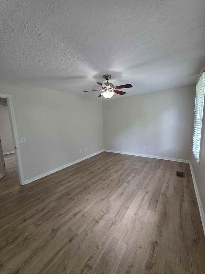 307 Castlewood Dr - Photo 5 of 21