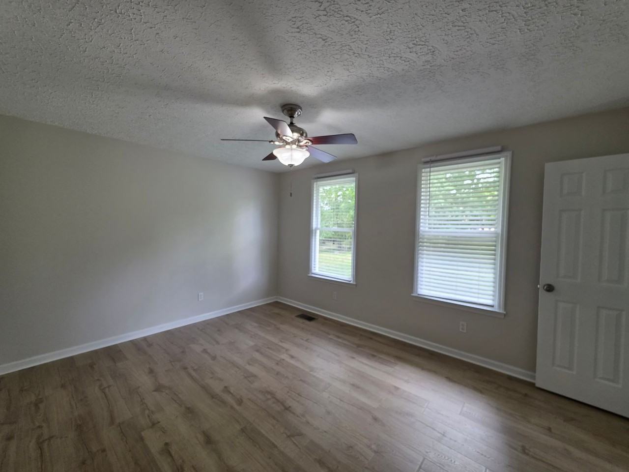 307 Castlewood Dr - Photo 7 of 21