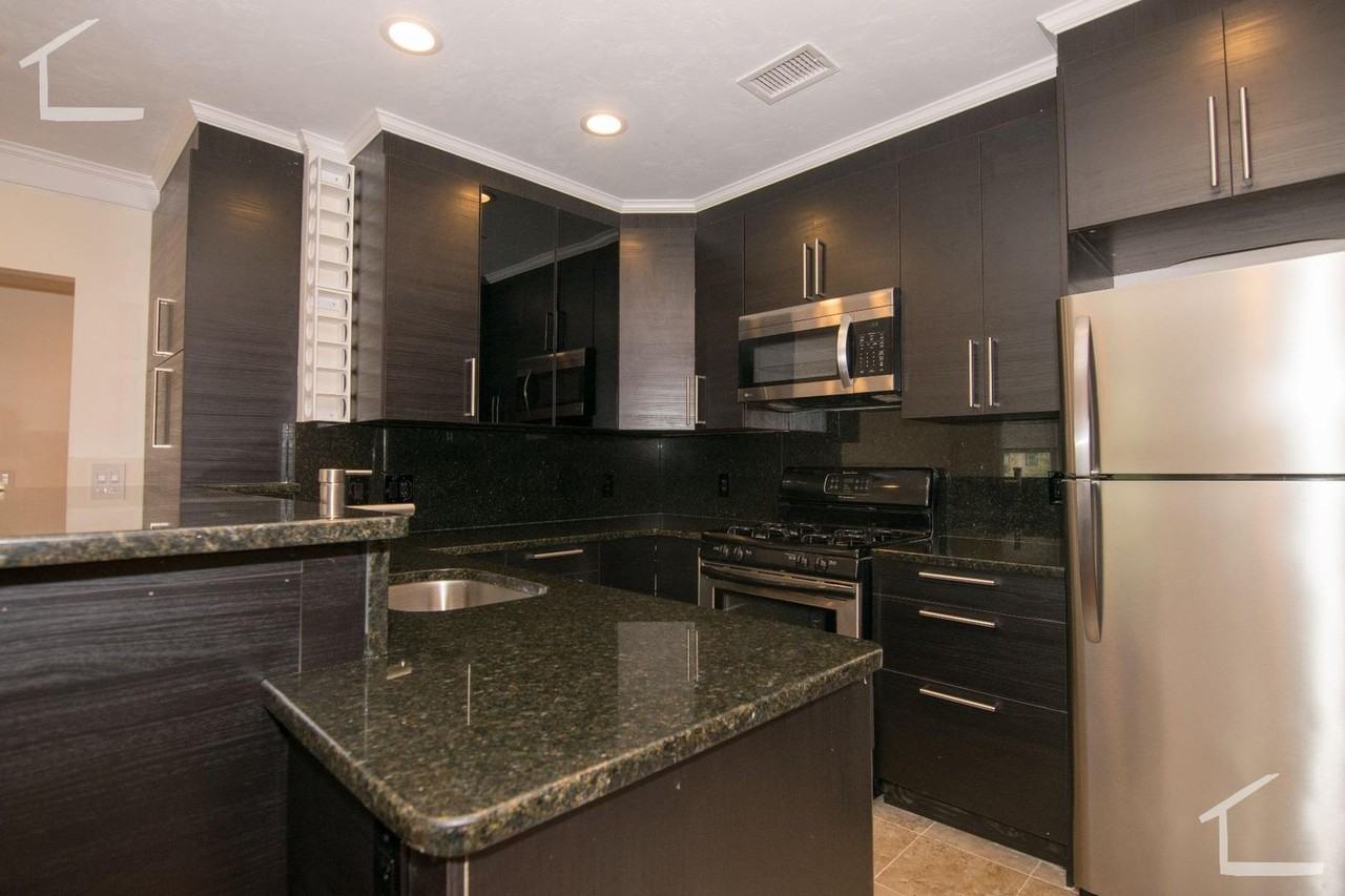 1620 Beacon St - Photo 2 of 16