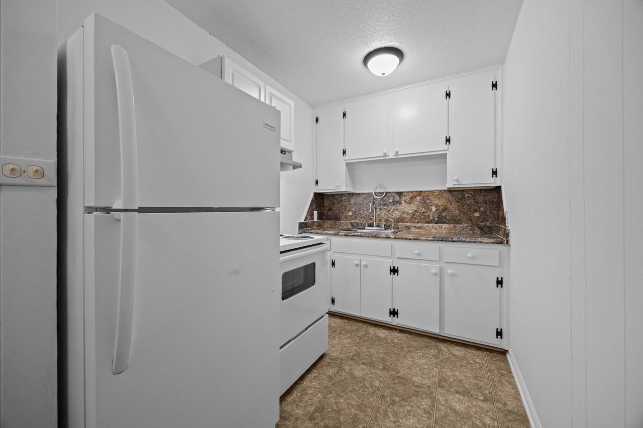 1 Bedroom Apartment In Lakewood - Photo 3 of 10
