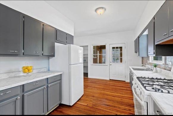212 Maple St 1st Fl - Photo 2 of 15