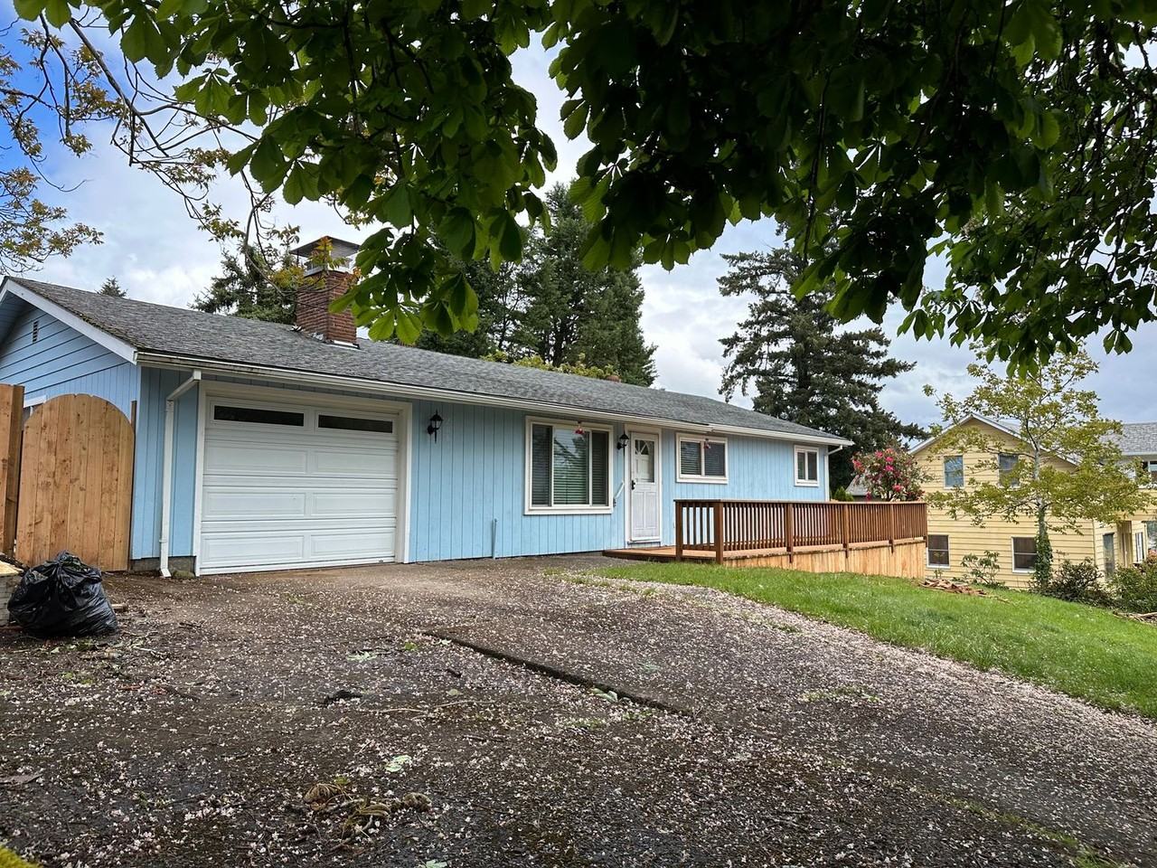2081 Canemah St - Photo 2 of 23