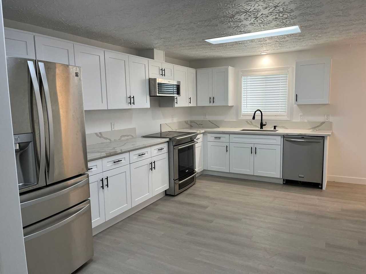2081 Canemah St - Photo 3 of 23