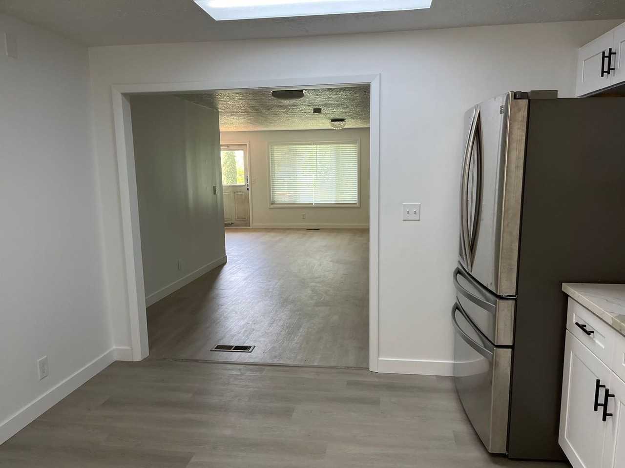 2081 Canemah St - Photo 5 of 23