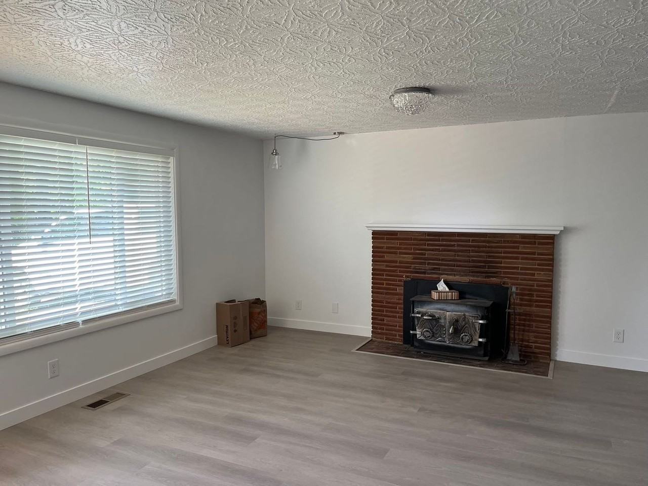2081 Canemah St - Photo 6 of 23