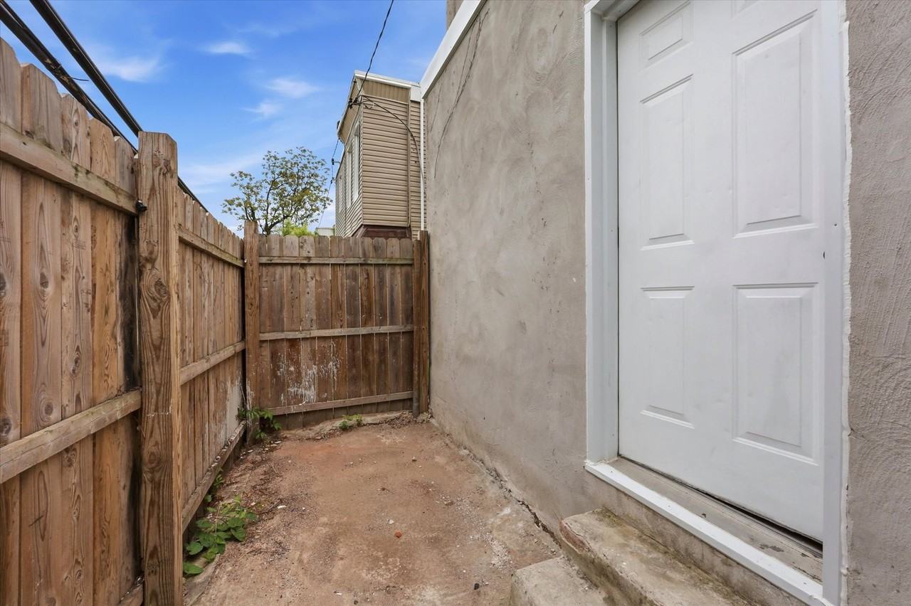 2318 N Beechwood St - Photo 4 of 15