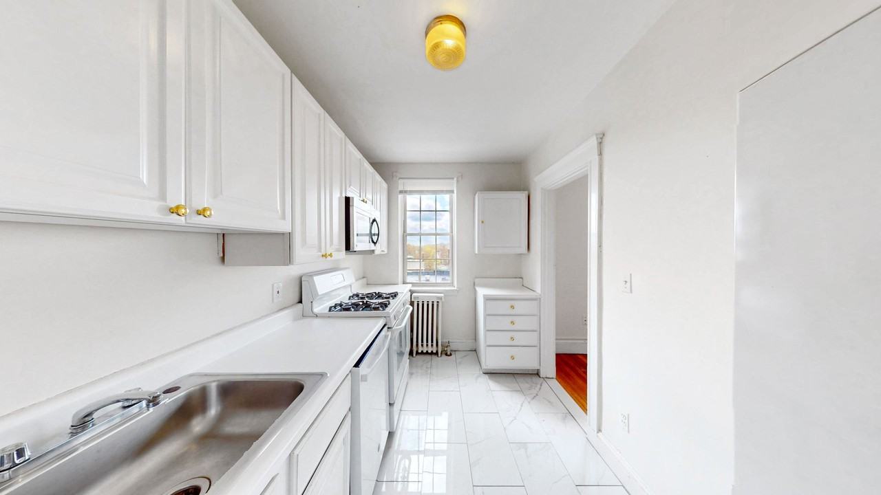 15 Governors Ave - Photo 6 of 14